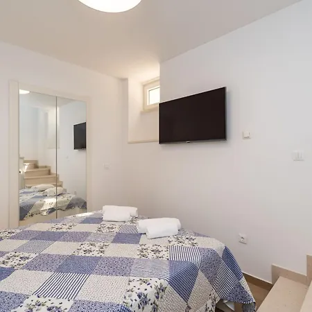 Nikolica - Two Bedroom With Terrace Apartmán